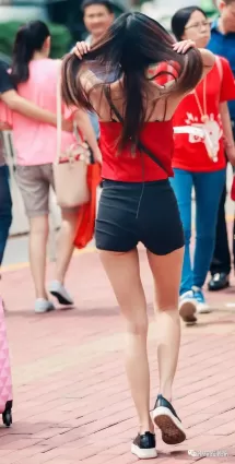 街拍高挑白皙苗條長腿緊身熱褲挺翹小蠻腰好身材女郎