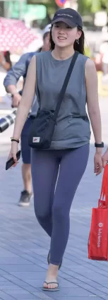 街拍身段好顔值高人字拖家悅時尚