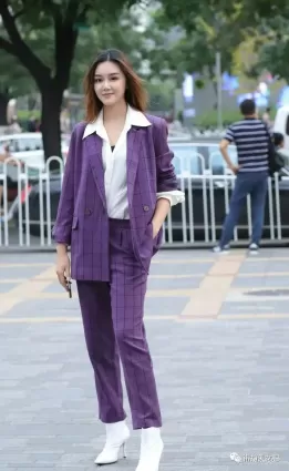 街拍紫色西裝外套内搭白色襯衫，get俠骨柔情造型