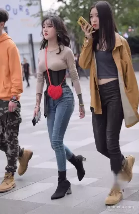 街拍束腰外穿，是不是太亮眼了