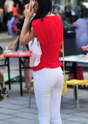 街拍高挑純白緊身褲渾圓挺翹大長腿女郎