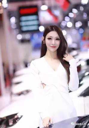 街拍白皙精緻的麗人