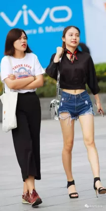街拍牛仔熱褲白皙如玉大白腿露臍裝小蠻腰氣質漂亮女郎