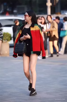 街拍熱褲豐腴白皙如玉雙腿體态風韻柔美氣質漂亮女郎