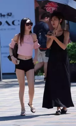 街拍黑短褲露臍裝小蠻腰修長白皙玉腿氣質美女姐姐