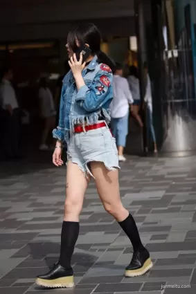 街拍白皙如玉豐腴雙腿的牛仔熱褲漂亮女郎