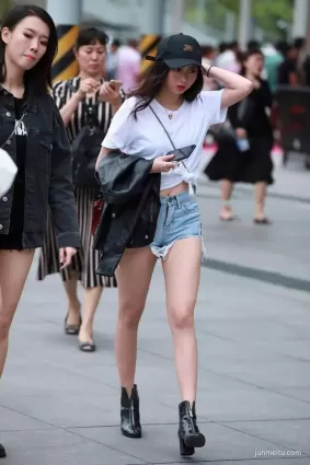 街拍打扮時尚有個性的美少女，陽光有活力