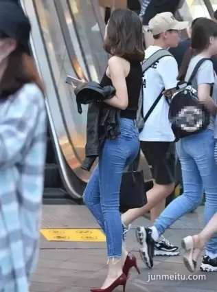 街拍高挑大長腿牛仔緊身褲渾圓挺翹小蠻腰銷魂背影