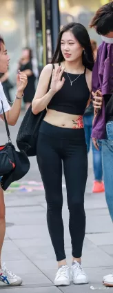 街拍高挑流行時尚瑜伽緊身褲露臍裝白皙小蠻腰有朵花女郎