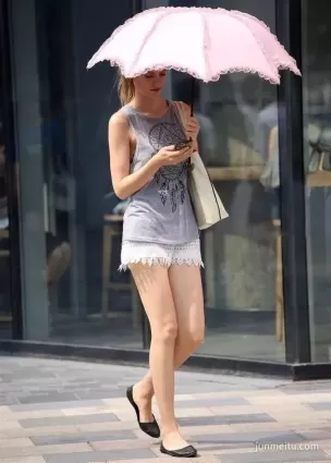 街拍高挑蕾邊熱褲白皙苗條大長腿小蠻腰好身材洋妹紙