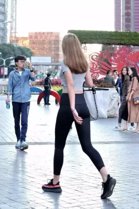 街拍高挑大長腿緊身褲完美身材前凸後翹性感氣質美女