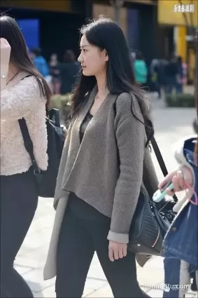 街拍罩杯恰當格外自信的潮女！（組圖）