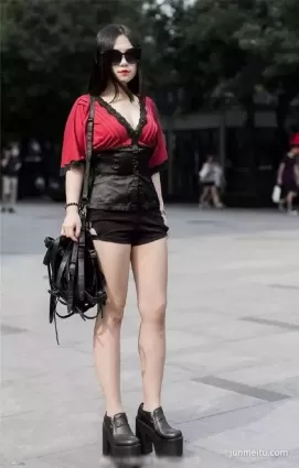 街拍高挑時尚熱褲雪白豐腴大長腿飽滿堅挺墨鏡氣質女郎