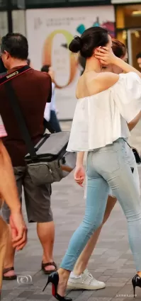 街拍緊身牛仔褲高挑大長腿翹臀好身材氣質女郎背影