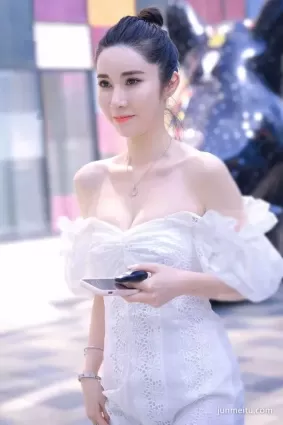 街拍背後的紋身，很吸引人哦