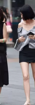 街拍露背裝膚白貌美香肩外露超短裙白皙長腿氣質女神