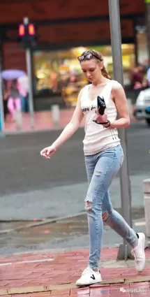 街拍高挑緊身破洞牛仔褲大長腿小蠻腰完美身材洋妹紙