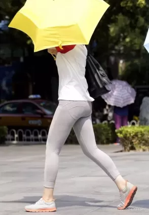 街拍緊身褲下的挺翹飽滿渾圓完美曲線身材時尚女郎
