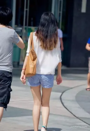 街拍邊喝奶茶邊逛街