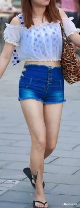 街拍藍色高腰個性時尚緊身牛仔熱褲豐腴白皙雙腿女郎