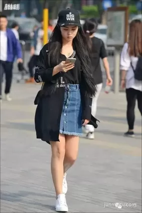 街拍宛如鄰家小妹的精緻美女！（組圖）