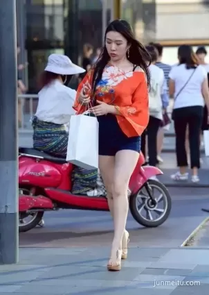 街拍高挑身材豐腴白皙雙腿前凸後翹長發俏麗漂亮美女