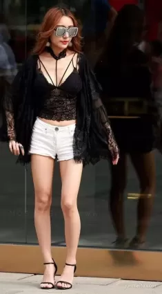 街拍高挑黑色蕾絲露臍裝小蠻腰熱褲白皙長腿氣質女郎