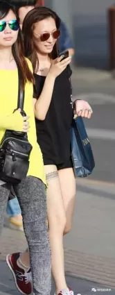 街拍牛仔熱褲高挑白皙長腿大腿有紋身的墨鏡氣質女神