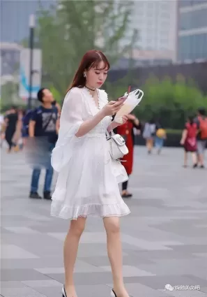 街拍蕾絲連衣裙搭配，美出新高度