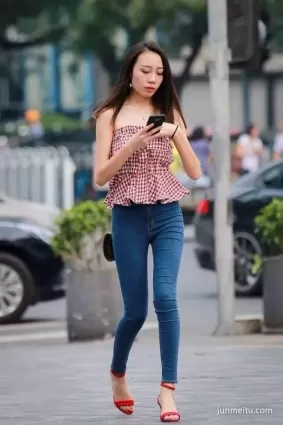 街拍緊身牛仔褲高挑苗條大長腿渾圓挺翹露肩氣質女郎