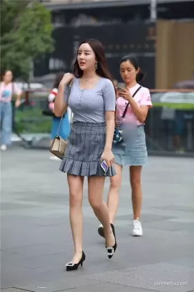 街拍氣質女生短裙搭配，顯曼妙身材
