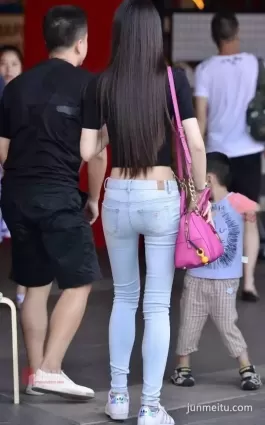 街拍兩個顔值不錯牛仔褲苗條大長腿漂亮可愛美女