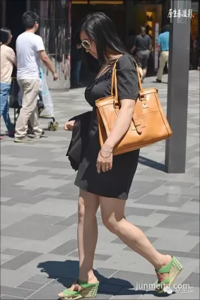 街拍夏日凸顯曲線的性感潮女！（組圖）