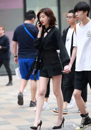 街拍别人家的女朋友