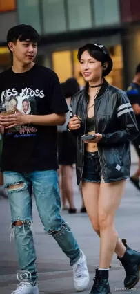 街拍超短牛仔熱褲豐腴白皙如玉雙腿露臍裝小蠻腰氣質美女