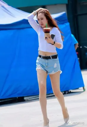 街拍 長袖T恤搭配牛仔短褲，美的讓人戀戀不忘