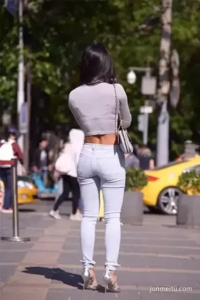 街拍露臍裝緊身破洞牛仔褲前凸後翹好身材氣質女郎