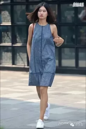 街拍夏日連衣裙美女婀娜性感！（組圖）