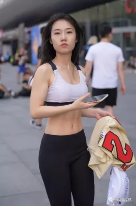 街拍愛運動的美女，身材真好！