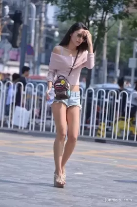 街拍牛仔熱褲白皙修長大長腿露臍裝小蠻腰高挑氣質女郎