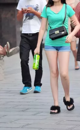 街拍牛仔熱褲皮膚白皙如玉苗條長腿飽滿身材妹紙