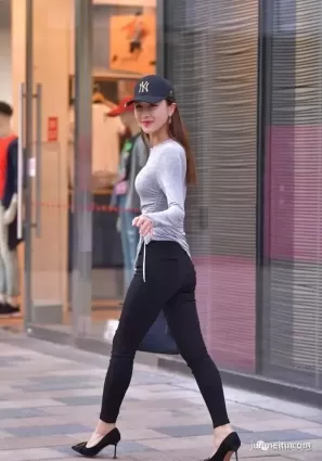 街拍知性優雅的身褲配灰色上衣，打造魅力秋日造型