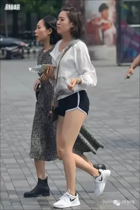 街拍秋日美女超短出行秀美腿！（組圖）