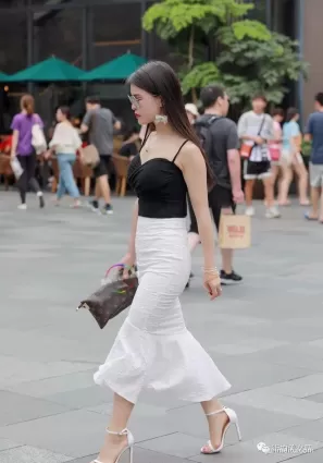 街拍魚尾裙搭配吊帶背心，凸顯優美線條