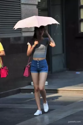 街拍牛仔熱褲挺翹渾圓修長大白腿露臍裝小蠻腰女郎