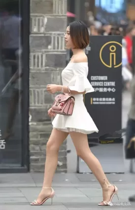 街拍短發美眉時尚穿搭顔值高身段好
