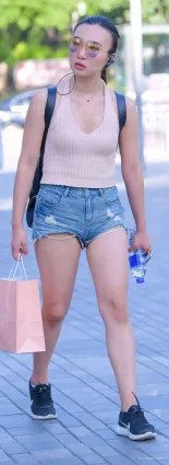 街拍紮馬尾披肩發時尚壯實美搭