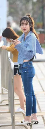 街拍時尚性感的牛仔褲妹子，好看！