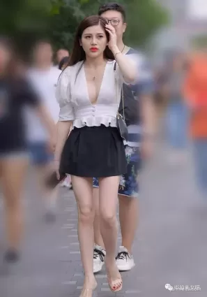 街拍眉清目秀披肩長發時尚穿搭美哒哒