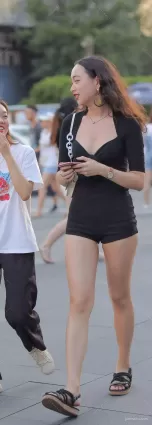 街拍披肩波浪卷發時尚美眉身段好